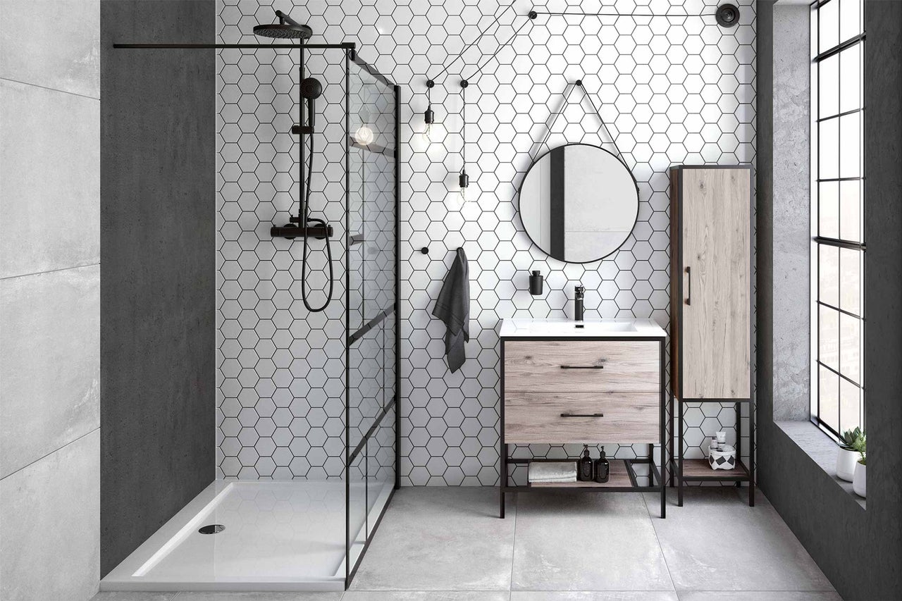 Salle de bains avec douche, meuble sous-vasque, armoire de toilette et carreaux hexagonaux