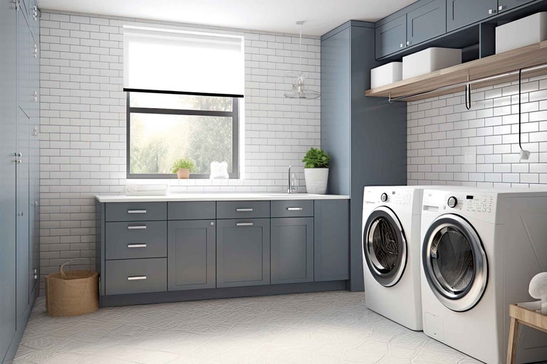 Buanderie lumineuse avec lave-linge, sèche-linge, lavabo, meuble bas et étagères