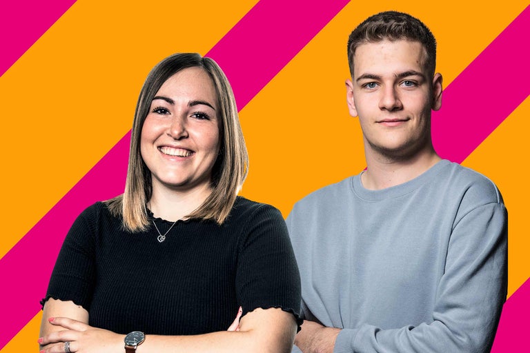 Porträt von zwei Personen vor einem farbigen Hintergrund