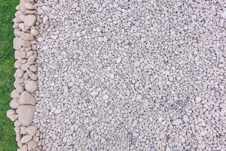 Gros plan de gravier décoratif et de gazon pour le jardin