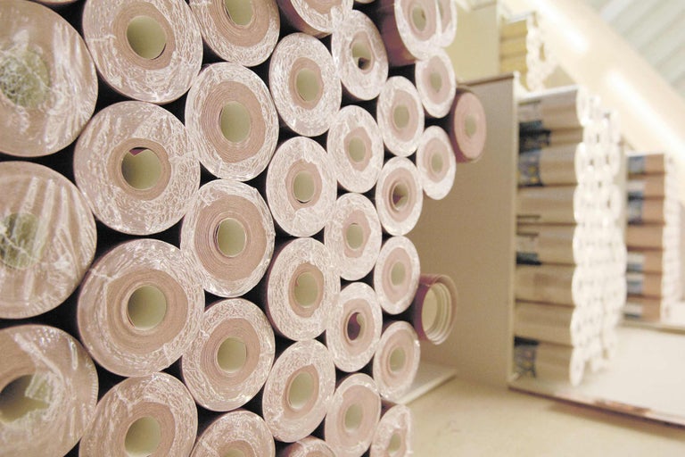 Stapel Rollen Raufasertapete im Regal