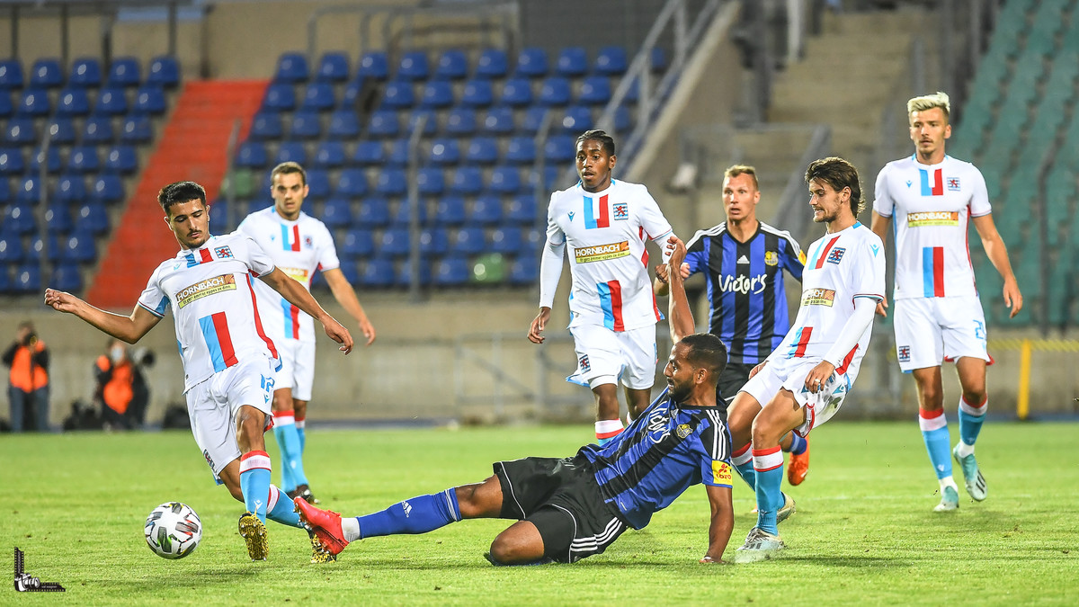 Fussballspieler im Spiel mit Hornbach Trikot