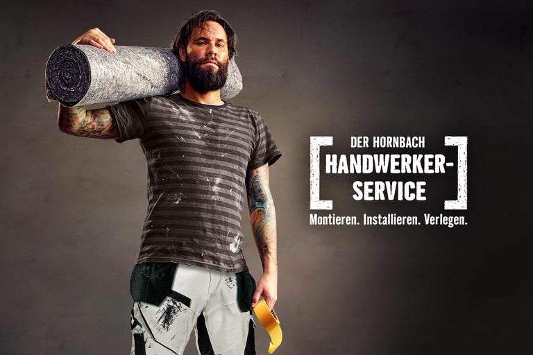 Handwerker mit Rolle Dämmmaterial auf der Schulter für den Hornbach Handwerker-Service