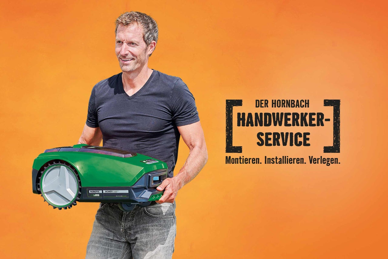 Mann hält Rasenmähroboter. Hornbach Handwerkerservice bietet Montage, Installation und Verlegung an.