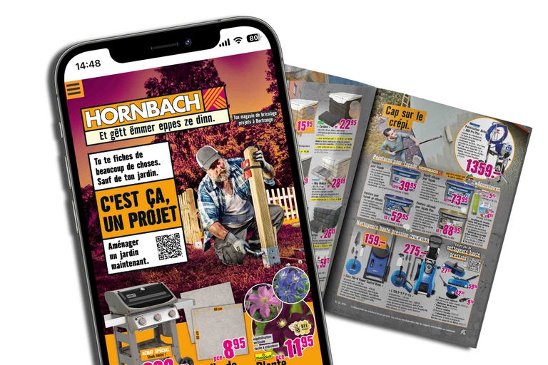 Aufnahme eines Smartphones, das die Hornbach Webseite mit Gartenprodukten und Heimwerkerbedarf anzeigt, daneben ein Hornbach Prospekt