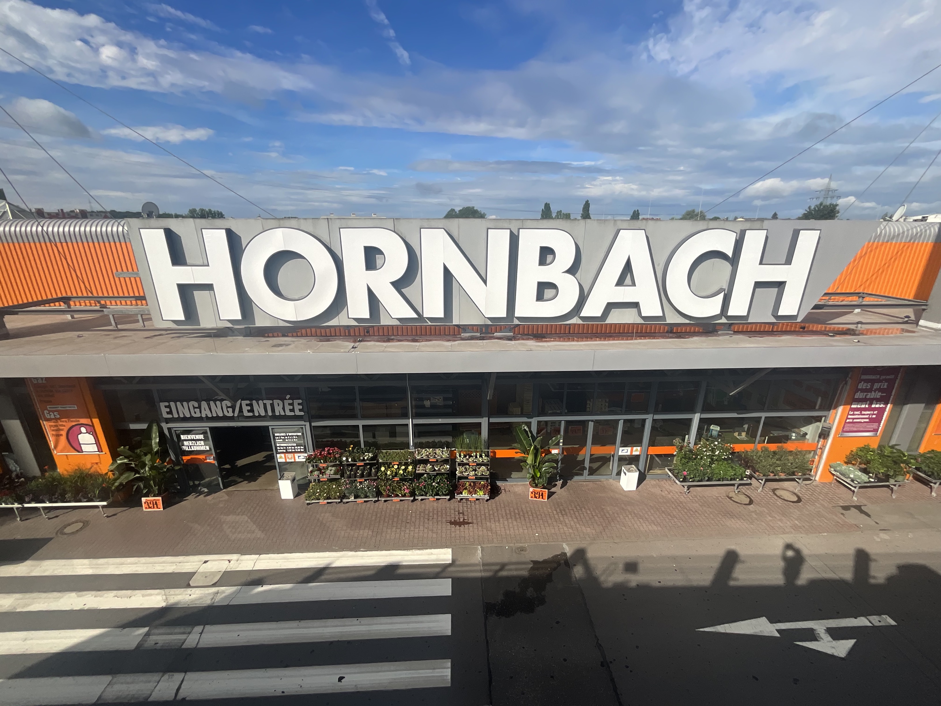 Hornbach Baumarkt Aussenansicht mit Eingangsbereich und Pflanzen