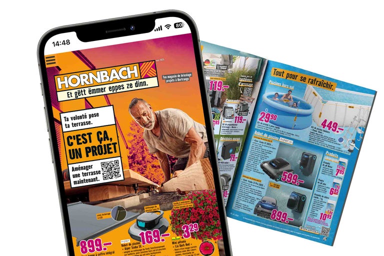 Aufnahme eines Smartphones, das eine Hornbach Werbung für Terrassenprojekte und Poolprodukte mit dem Hornbach Logo anzeigt, zusammen mit einem Hornbach Prospekt.