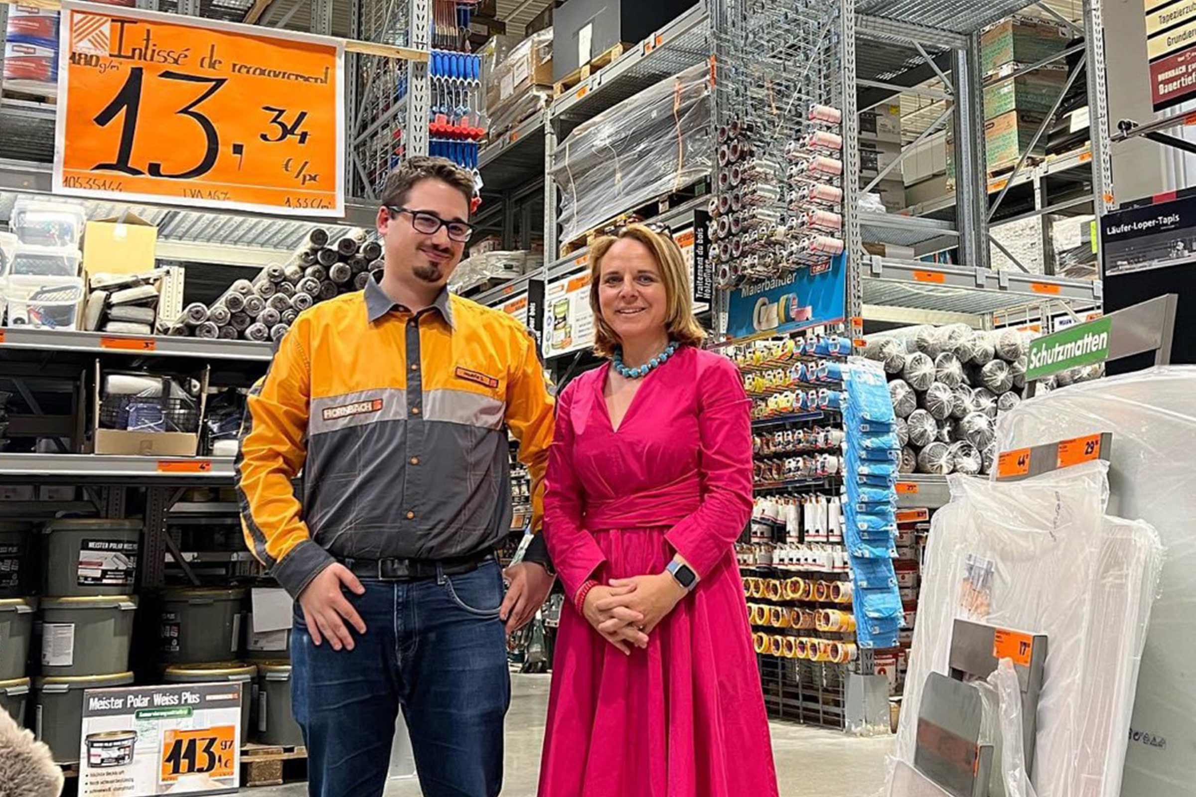 Foto von zwei Personen vor Regalen mit Waren in einem Hornbach Markt