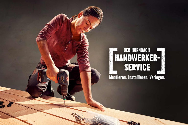 Frau arbeitet mit Akkuschrauber an einer Holzterrasse. Hornbach Handwerkerservice.