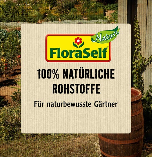 FloraSelf Logo im Garten mit dem Slogan 100 Prozent natürliche Rohstoffe für naturbewusste Gärtner