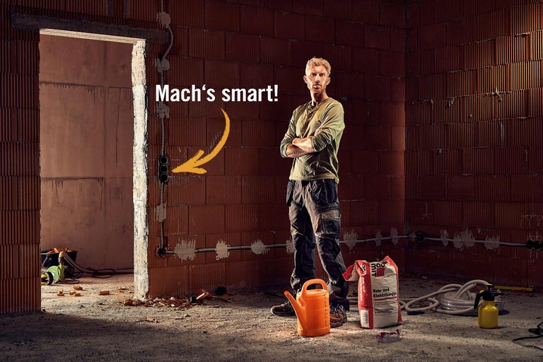 Baustelle mit Installateur, Elektrikergips und Elektroleitung