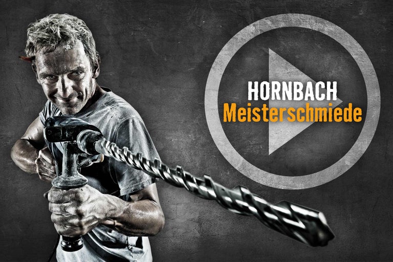 Ein Mann bohrt mit einem Bohrer. Hornbach Meisterschmiede Logo.