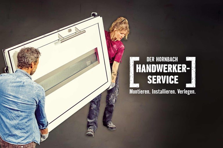Handwerker tragen eine Tür mit Glaseinsatz. Hornbach Handwerkerservice.