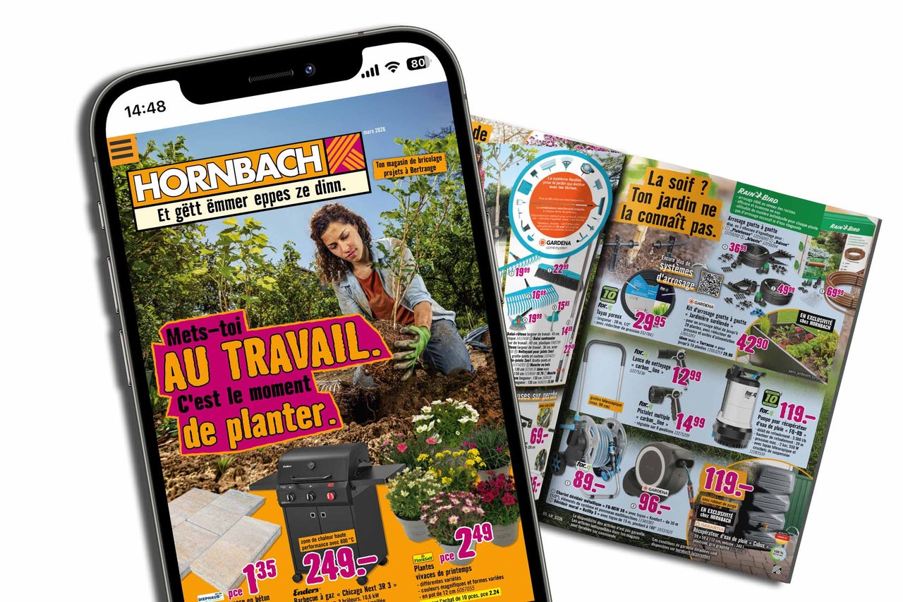 Auf einem Smartphone wird eine Hornbach Werbung für Gartenprodukte angezeigt, darunter ein Grill, Terrassenplatten und Frühlingsblumen.