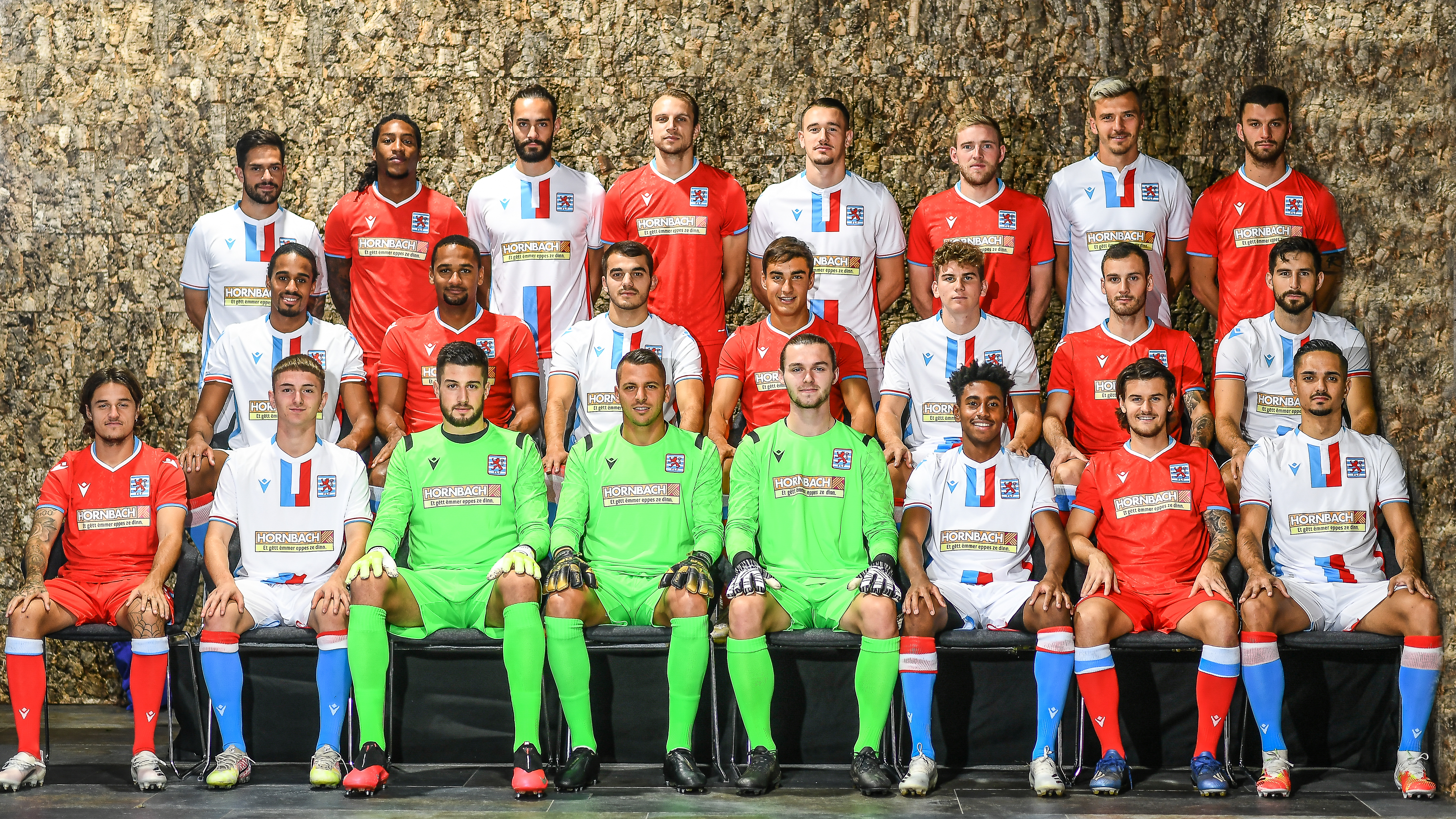 Gruppenfoto einer Fussballmannschaft mit dem Hornbach Logo auf ihren Trikots