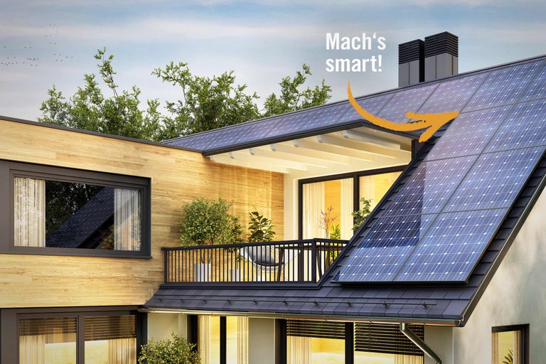 Haus mit Solaranlage auf dem Dach für erneuerbare Energie