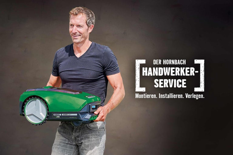 Mann hält Rasenmähroboter. Hornbach Handwerkerservice bietet Montage, Installation und Verlegung an.