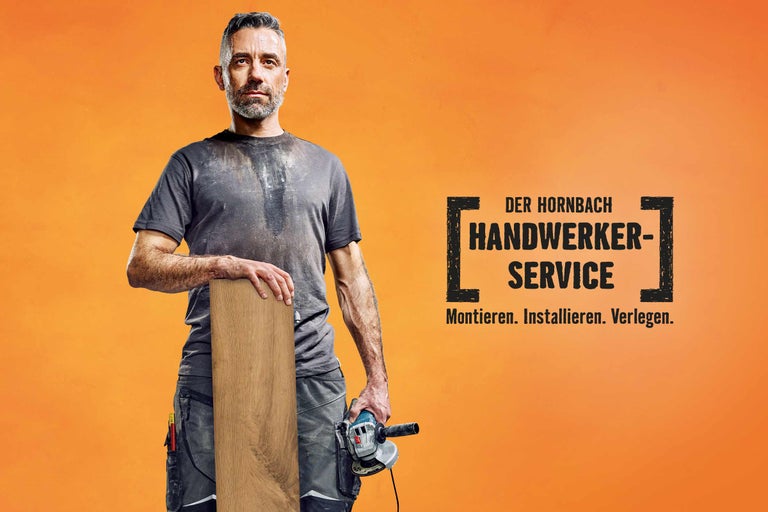 Handwerker mit Holzbrett und Winkelschleifer für den Hornbach Handwerkerservice: Montieren, Installieren, Verlegen.