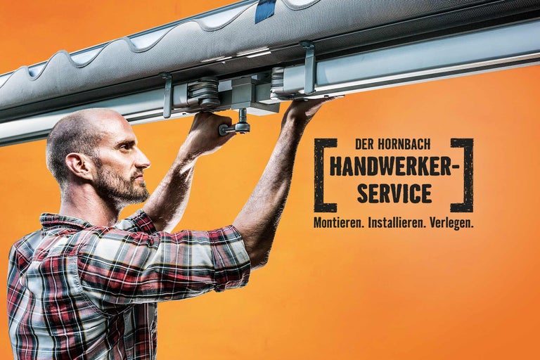 Ein Mann montiert eine Markise mit dem Hornbach Handwerkerservice