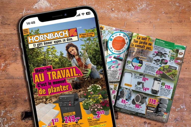 Abbildung eines Smartphones, das eine Hornbach Werbung mit Gartenprodukten und Werkzeugen auf einem Holztisch zeigt.