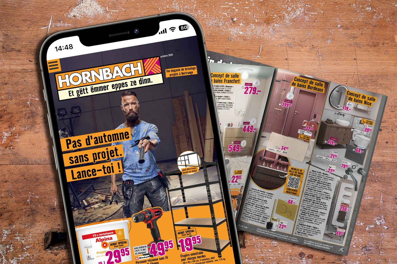Smartphone sur une table en bois affichant le site internet Hornbach avec des concepts de salles de bains et des outils.