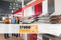 Un collaborateur Hornbach conseille un couple dans le studio de cuisines lors du choix de façades de cuisine Piccante.
