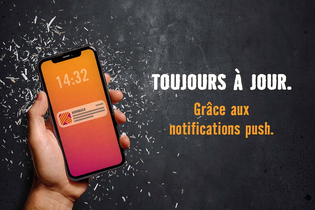 Main tenant un smartphone avec une notification push Hornbach. Texte : Toujours à jour grâce aux notifications push.