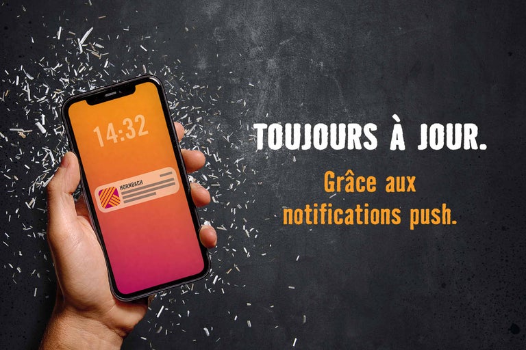 Main tenant un smartphone avec une notification push Hornbach. Texte : Toujours à jour grâce aux notifications push.