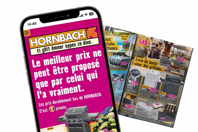 Application Hornbach sur smartphone avec publicité pour les prix bas permanents à côté de prospectus imprimés avec des barbecues.