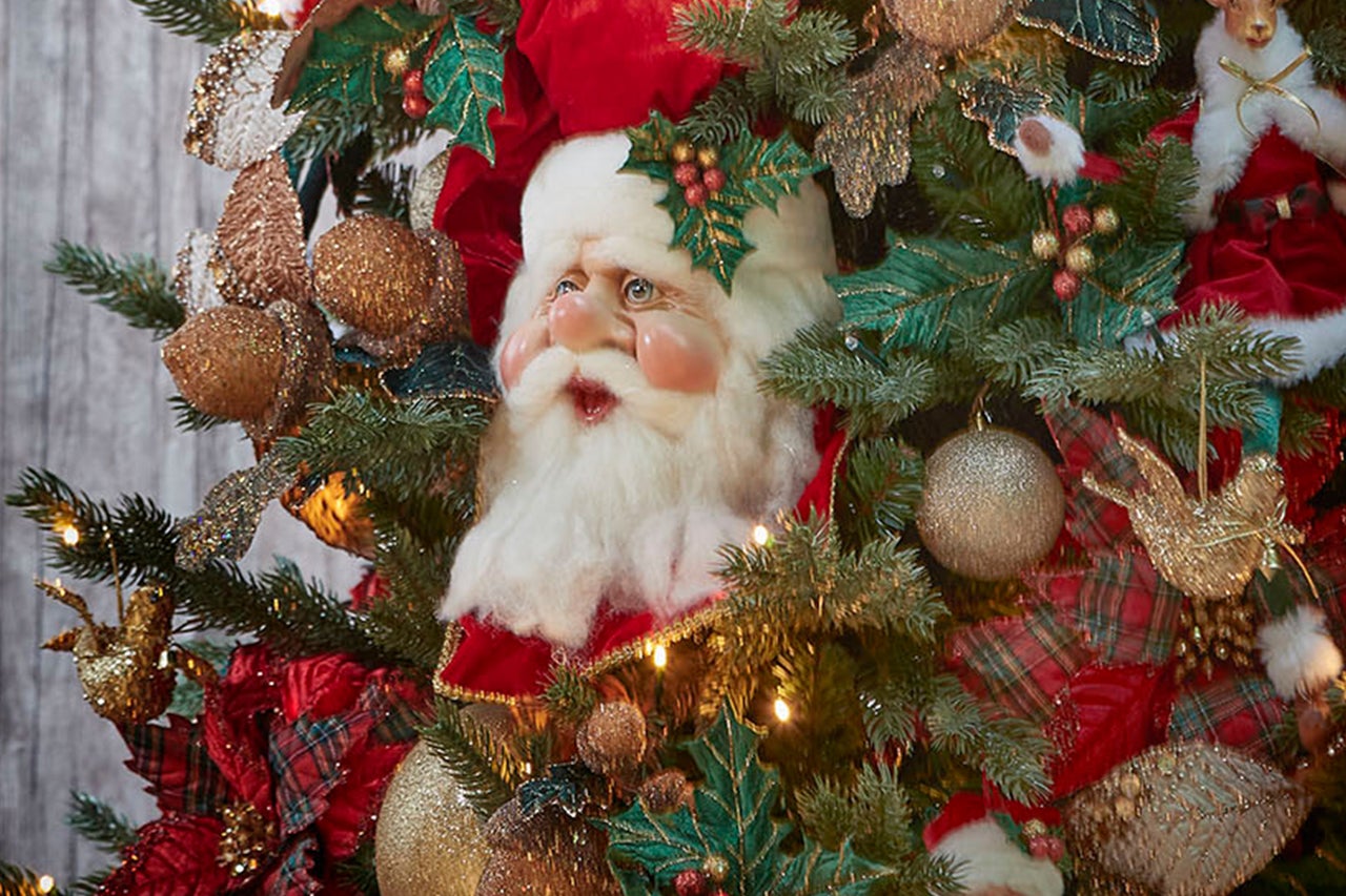 Sapin de Noël décoré avec figurine de Père Noël et décorations d'arbre de Noël