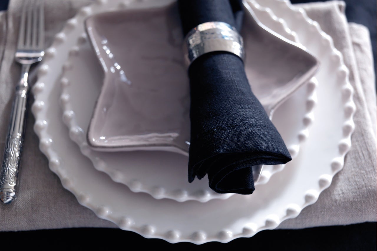 Table dressée avec assiette, serviette et couverts