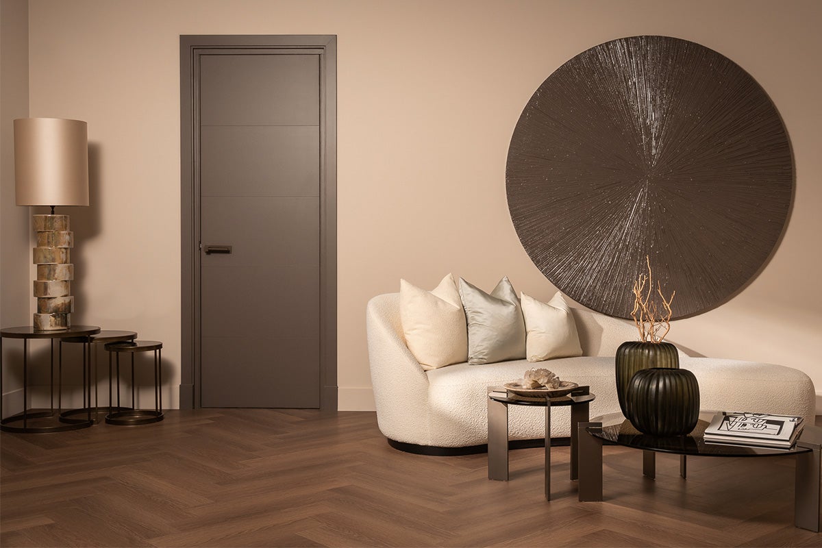 Salon avec porte intérieure, canapé et décoration