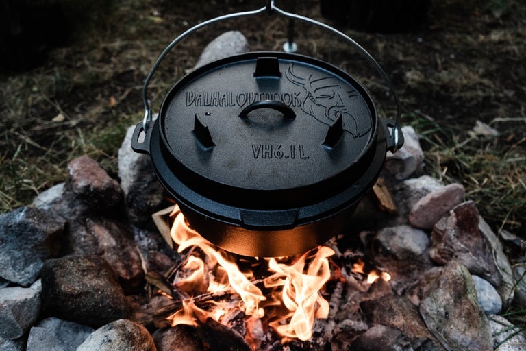 Valhal Outdoor Four hollandais VH6.1L de Valhal Outdoor sur un feu de camp