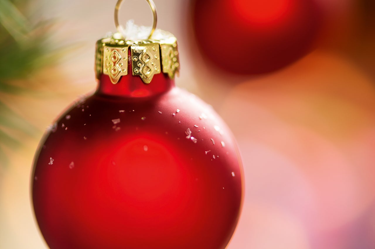 Boule de Noël rouge avec suspension dorée