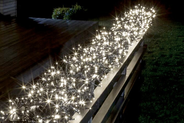 Dekorative Lichterkette auf einem Zaun im Außenbereich