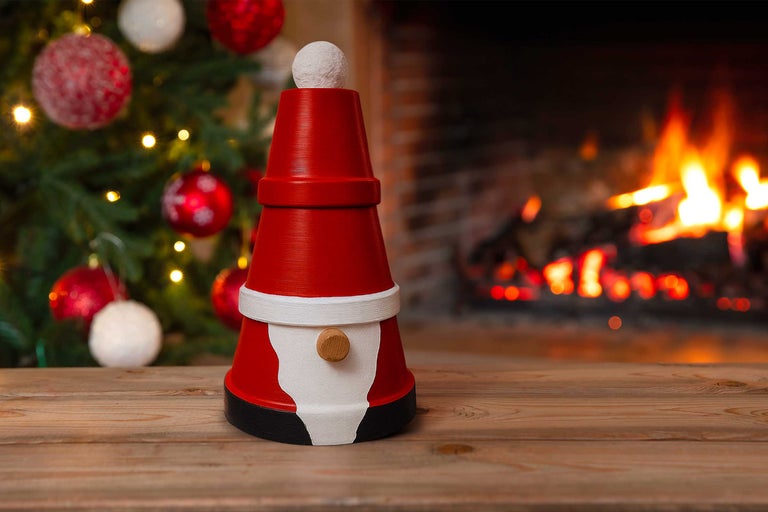 Weihnachtsdekoration aus Tontöpfen gefertigt, auf einem Holztisch