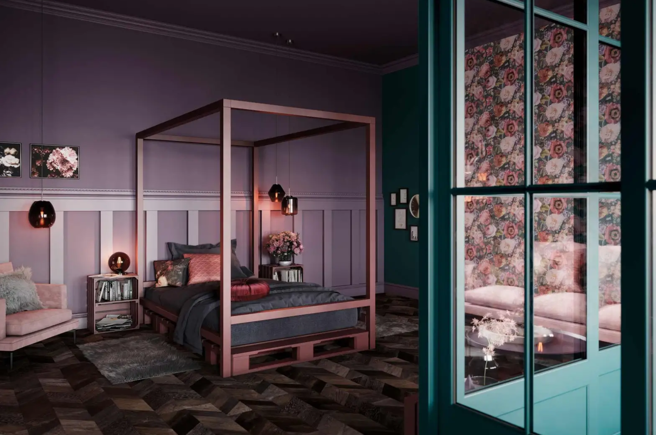 Chambre à coucher avec lit à baldaquin sur palettes, fauteuil, table de chevet et décoration