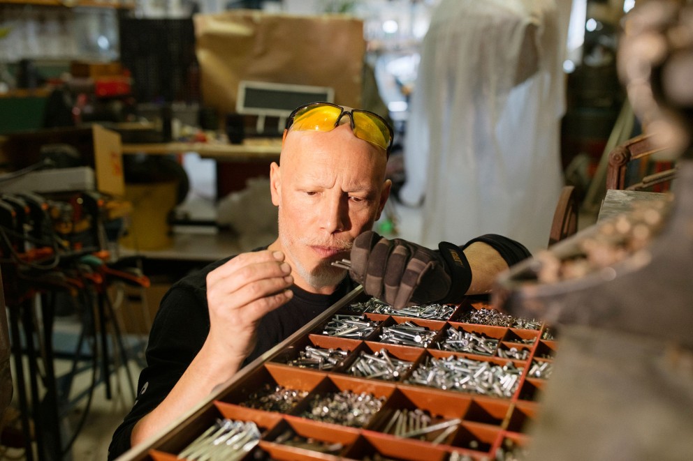 
				Geht in seiner Arbeit auf: der frühere Artdirector und Production Designer Georges Ayusawa, der in einer Werkstatt in der schweizerischen Stadt Neuchâtel arbeitet.

			