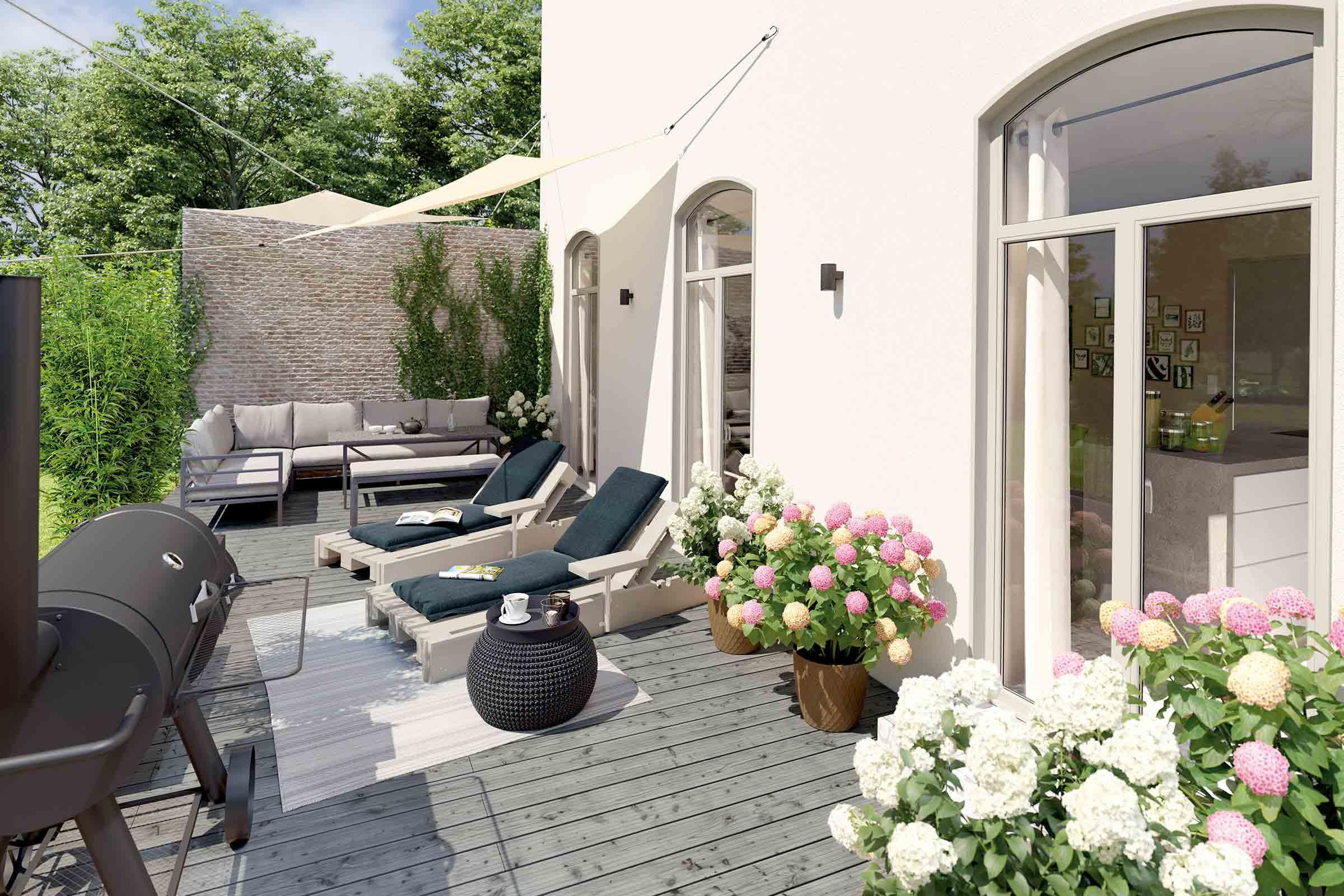 Espace extérieur avec barbecue, mobilier de jardin, voile d'ombrage et hydrangea en pot sur terrasse en bois