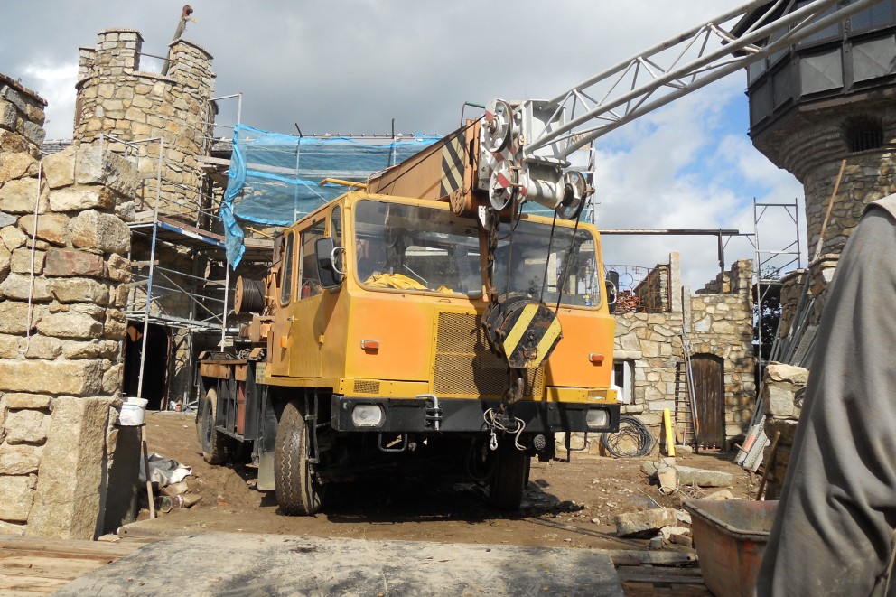 
				Ein Mobilkran auf der Baustelle der Burg.

			