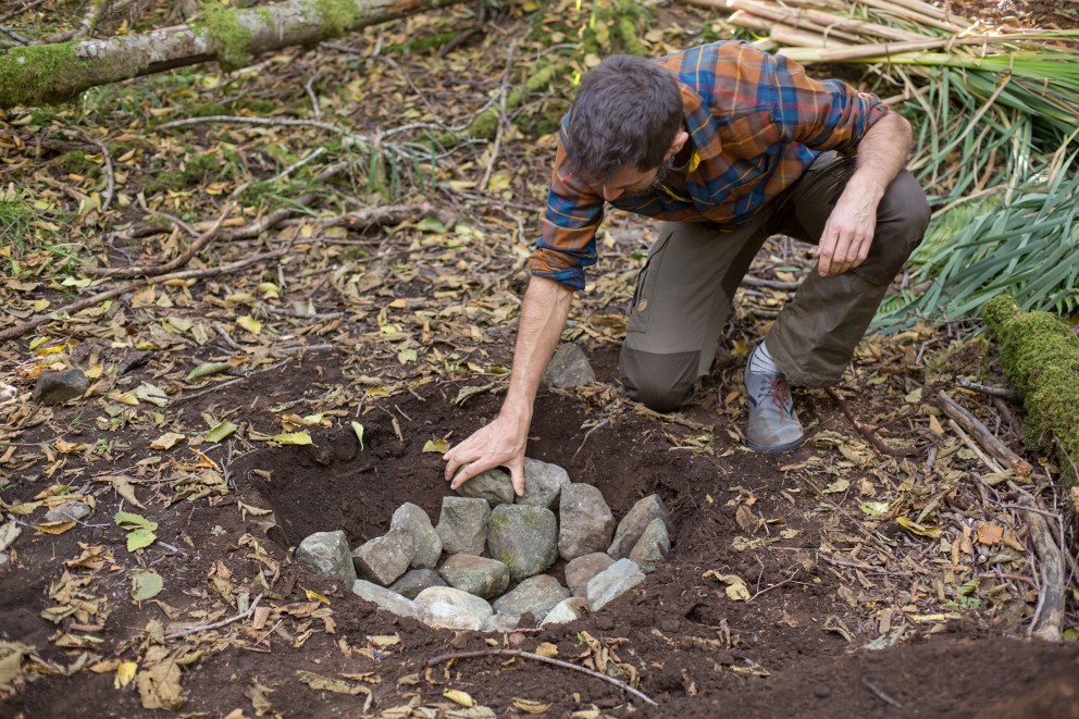 
							Maintenant ou jamais: Sascha construit un four souterrain
						