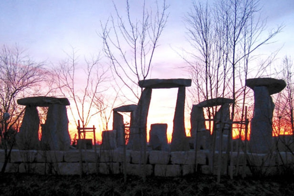 Bereit für die Sommersonnenwende im Juni: der Innere Ring von Stonehenge – nachgebaut in Bayern. Bereit für die Sommersonnenwende im Juni: der Innere Ring von Stonehenge – nachgebaut in Bayern.