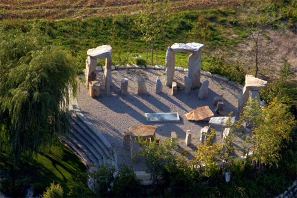 Blick von oben: mehr als 300 Tonnen Granit, Stonehenge im Maßstab 1:1, nachgebaut in Velden, Niederbayern. Blick von oben: mehr als 300 Tonnen Granit, Stonehenge im Maßstab 1:1, nachgebaut in Velden, Niederbayern.