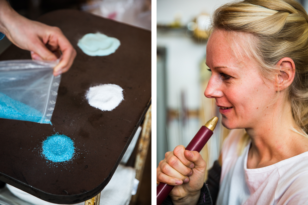 Autorin Birte Schmidt verstreut gemeinsam mit Sabine Putbrese, Leiterin des Workshops am Glasofen, zerbröseltes Farbglas in Weiß und zwei Blautönen auf einem Metalltisch Autorin Birte Schmidt verstreut gemeinsam mit Sabine Putbrese, Leiterin des Workshops am Glasofen, zerbröseltes Farbglas in Weiß und zwei Blautönen auf einem Metalltisch