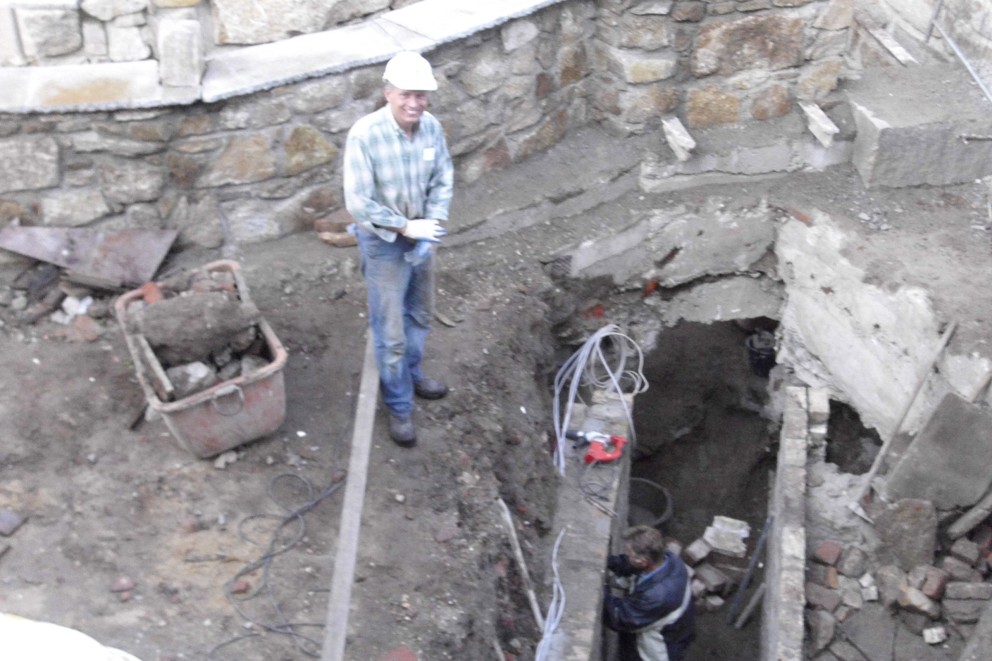 
				Der Bauherr als Macher: André Jakubetz steht in Helm und voller Mörtel auf der Baustelle. Er hat gelernt, Granitwände zu mauern.

			