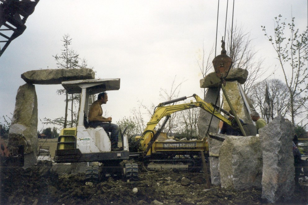 Freund Wast im Kran hält den Brocken, Werner justiert mit dem Bagger. Freund Wast im Kran hält den Brocken, Werner justiert mit dem Bagger.