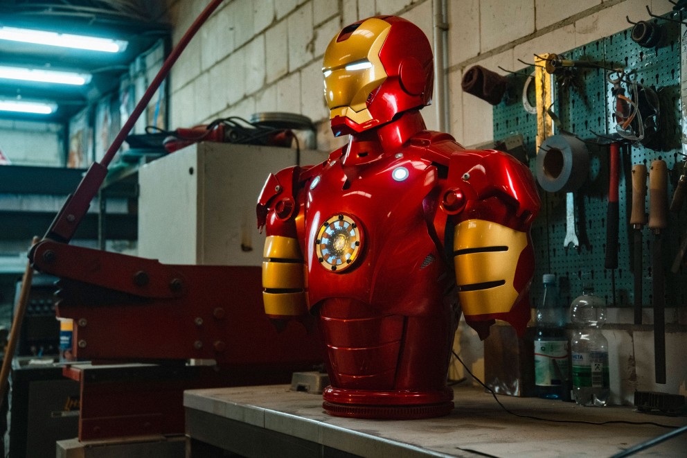 Büste des Superhelden „Iron Man“, gefertigt aus 13 Blechen vom Schrottplatz, steht auf einem Tisch in der Werkstatt. Büste des Superhelden „Iron Man“, gefertigt aus 13 Blechen vom Schrottplatz, steht auf einem Tisch in der Werkstatt.