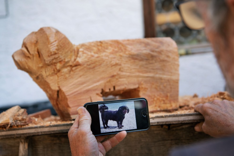 
				Immer wieder vergleicht Sebastian die entstehende Skulptur mit der Vorlage.

			