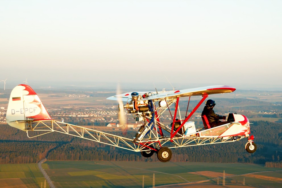 
				Carl fliegt mit seinem Experimentalflugzeug am Himmel

			