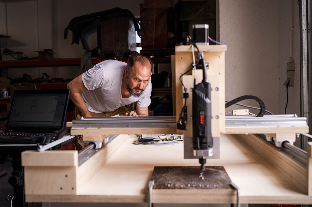 
							Maintenant ou jamais: Volker fabrique une fraiseuse CNC
						